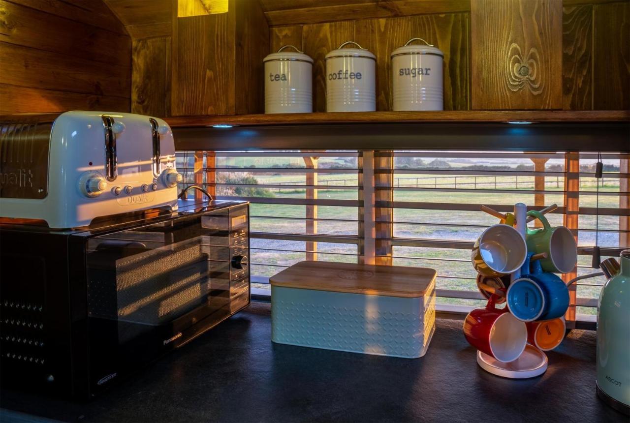 American School Bus - 1 Bedroom - Blossom Farm - Tiers Cross Johnston 外观 照片