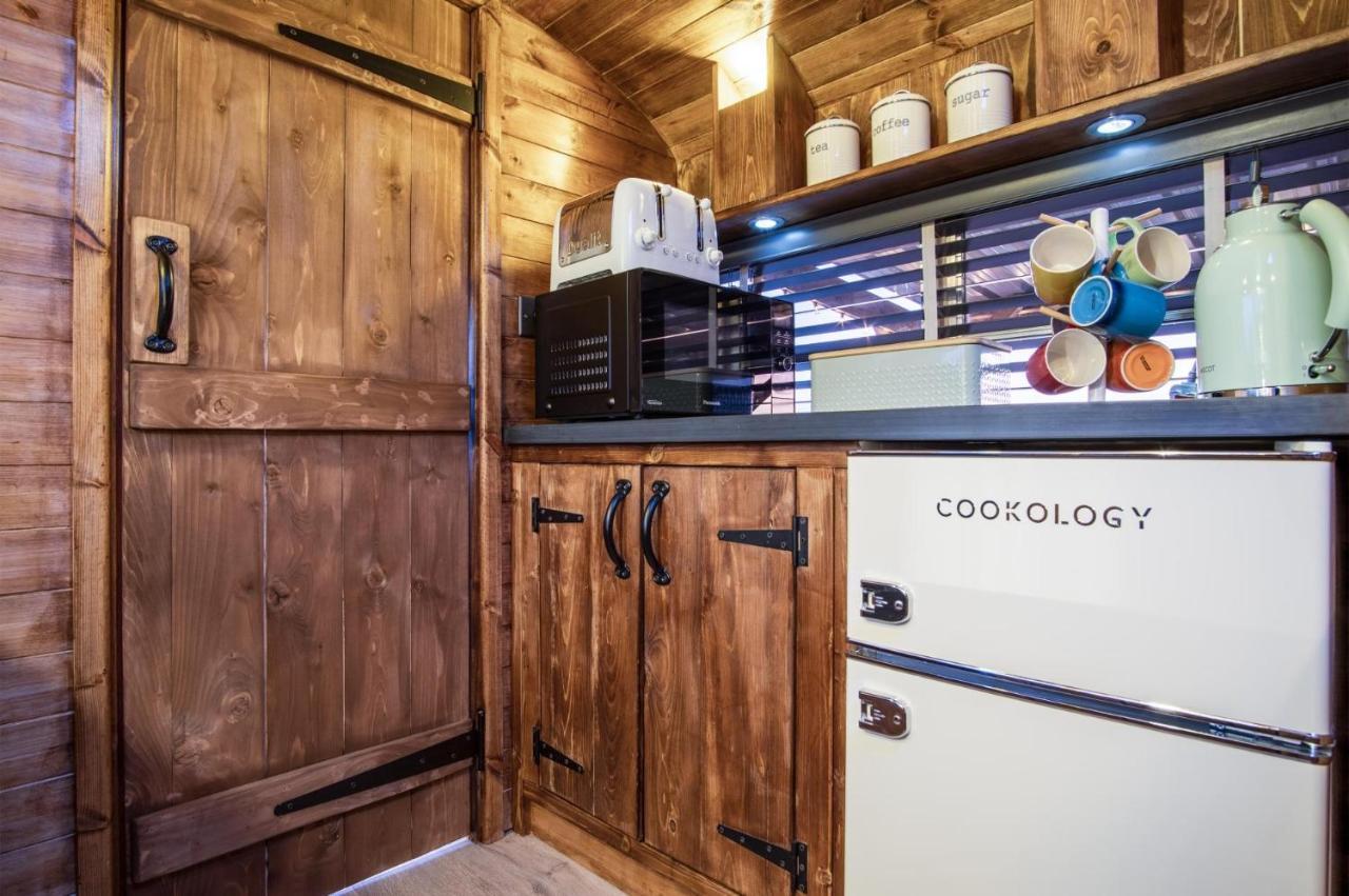 American School Bus - 1 Bedroom - Blossom Farm - Tiers Cross Johnston 外观 照片