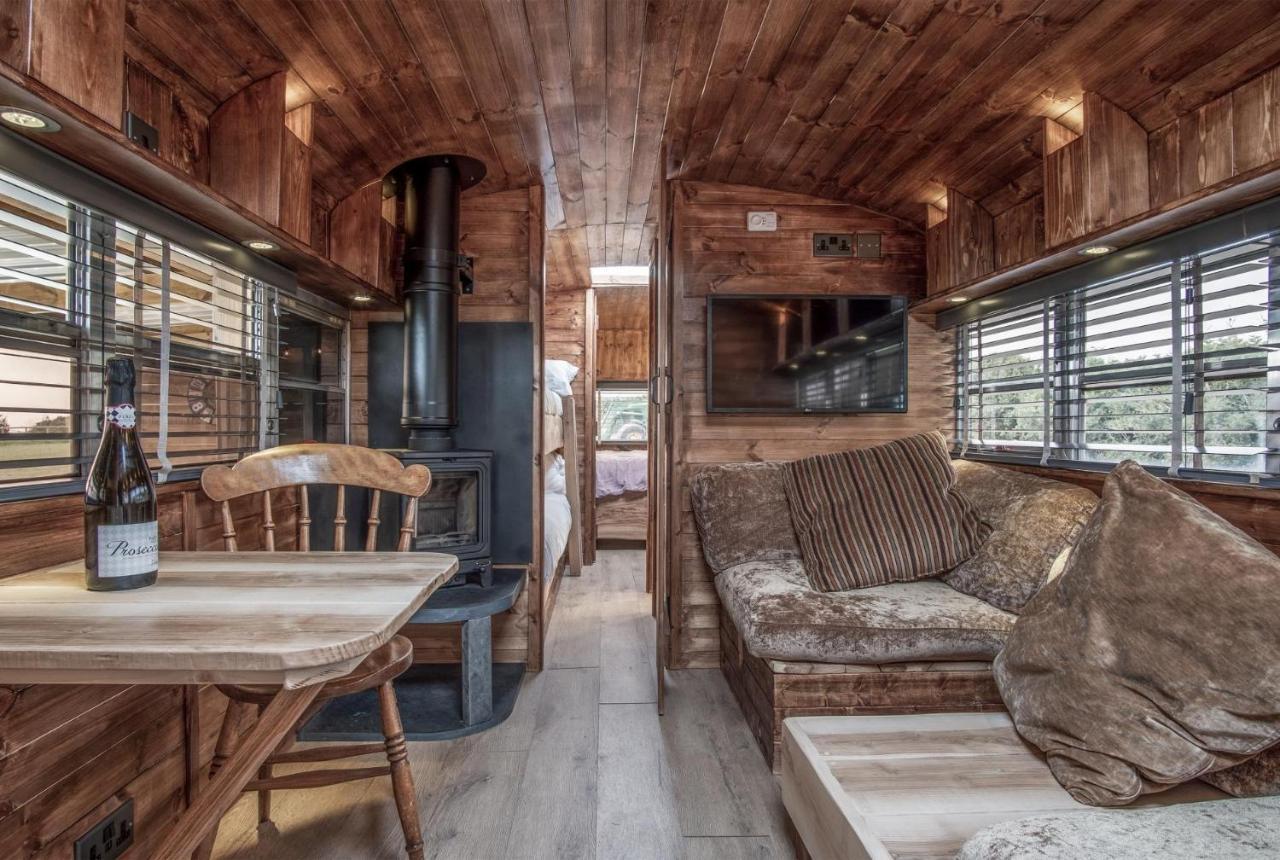American School Bus - 1 Bedroom - Blossom Farm - Tiers Cross Johnston 外观 照片