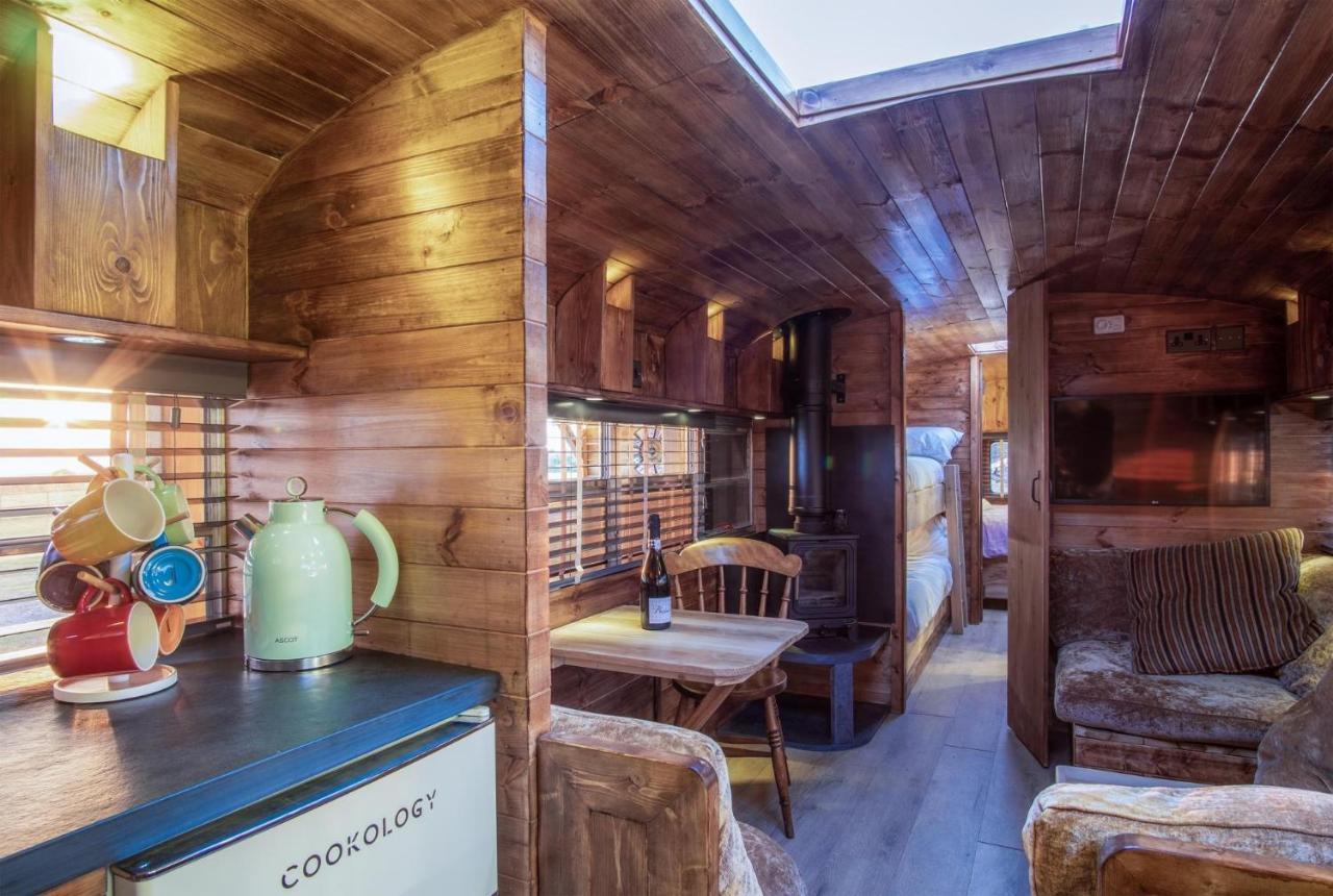 American School Bus - 1 Bedroom - Blossom Farm - Tiers Cross Johnston 外观 照片