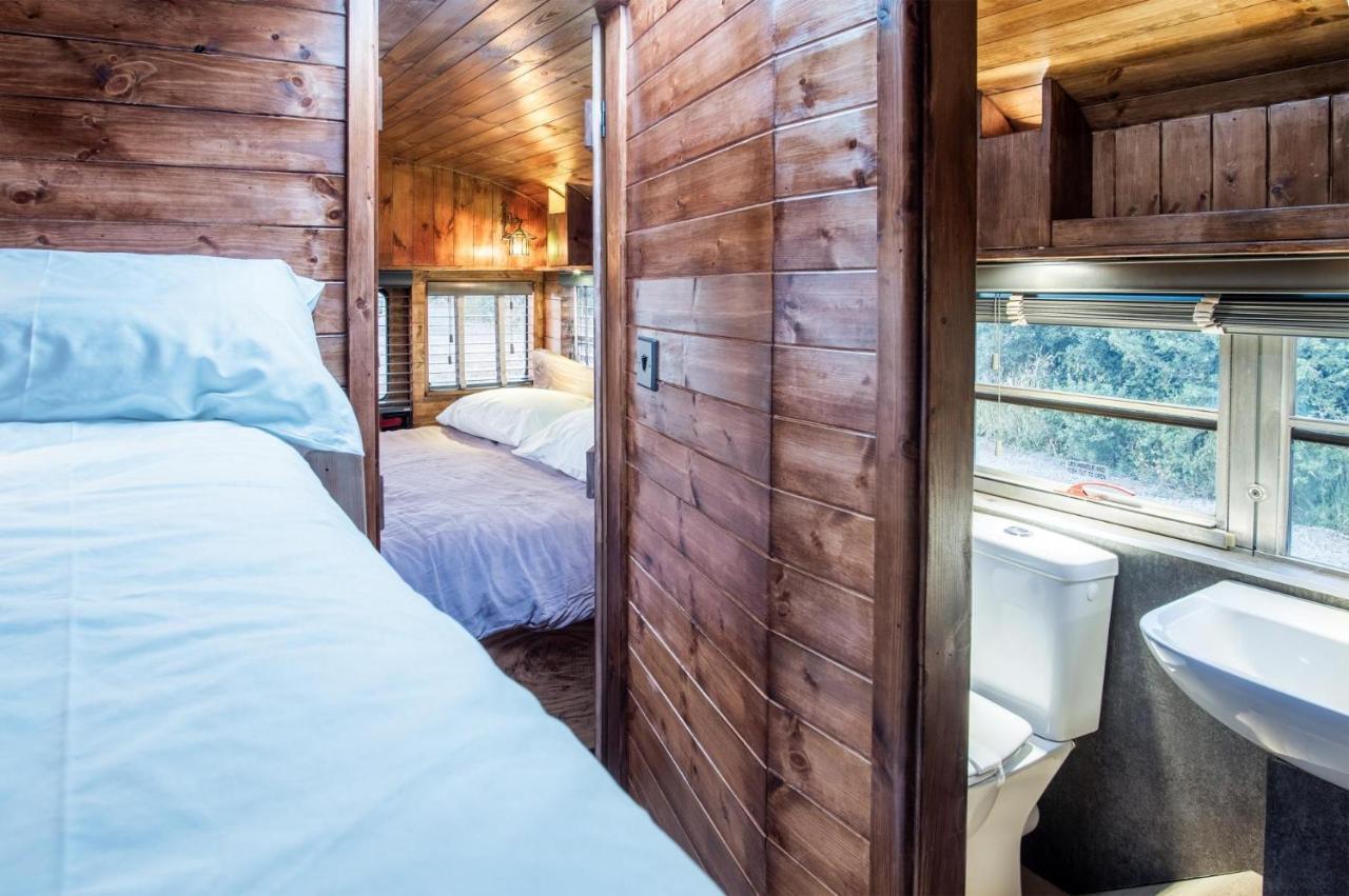 American School Bus - 1 Bedroom - Blossom Farm - Tiers Cross Johnston 外观 照片