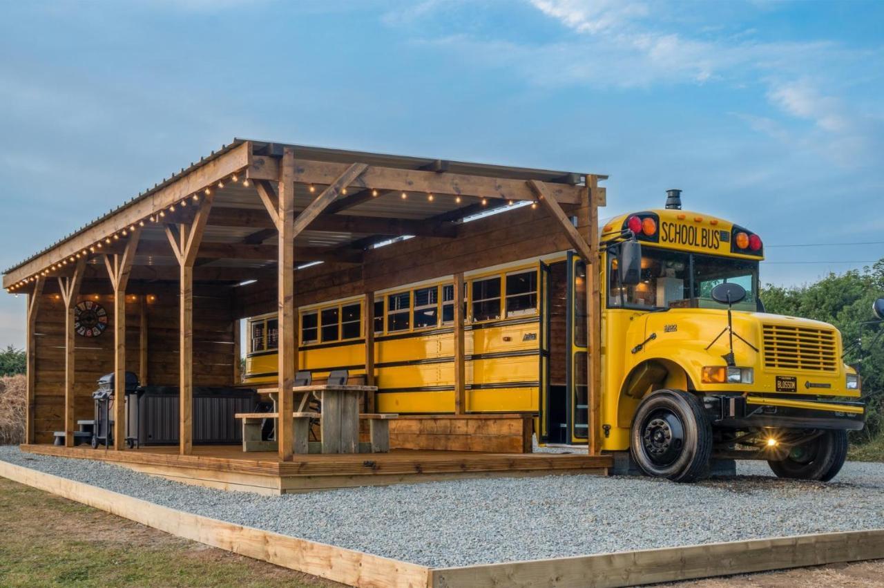 American School Bus - 1 Bedroom - Blossom Farm - Tiers Cross Johnston 外观 照片