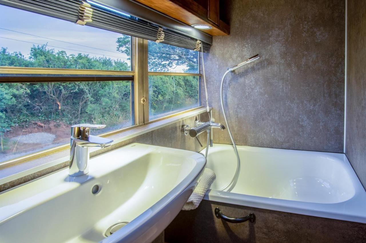 American School Bus - 1 Bedroom - Blossom Farm - Tiers Cross Johnston 外观 照片