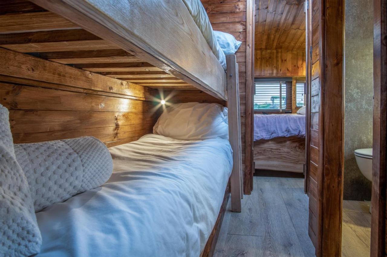 American School Bus - 1 Bedroom - Blossom Farm - Tiers Cross Johnston 外观 照片