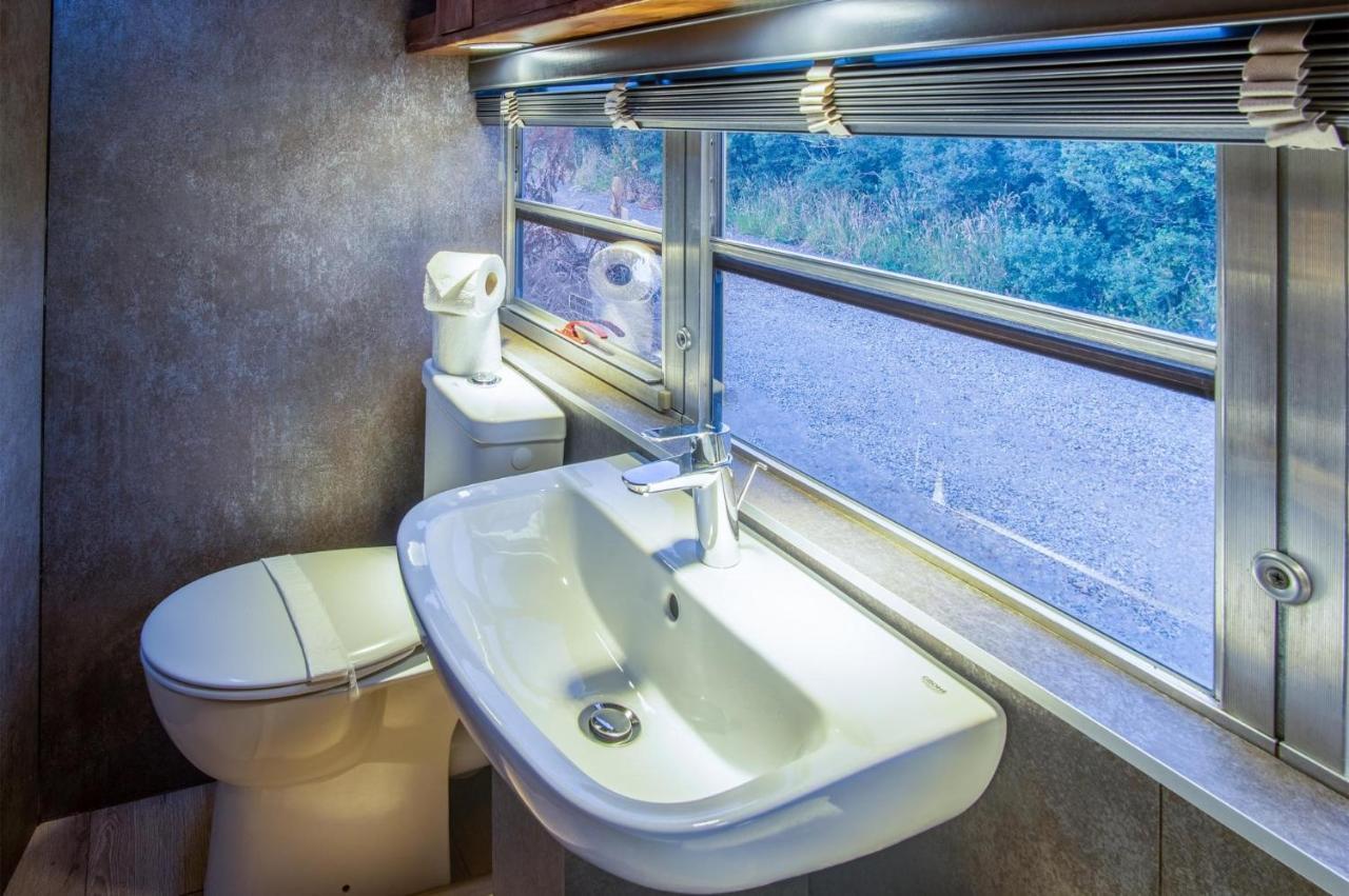American School Bus - 1 Bedroom - Blossom Farm - Tiers Cross Johnston 外观 照片